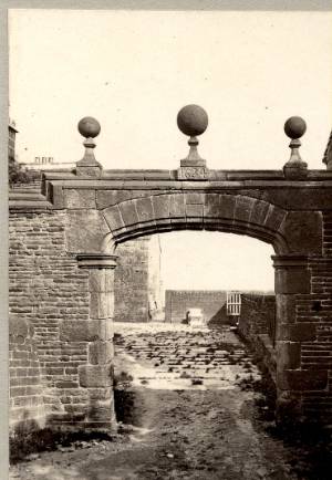 Ball Green gateway, Sowerby